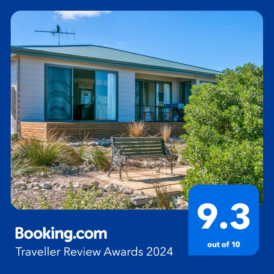 Absolute Waterfront Views and Kayaks - B&B