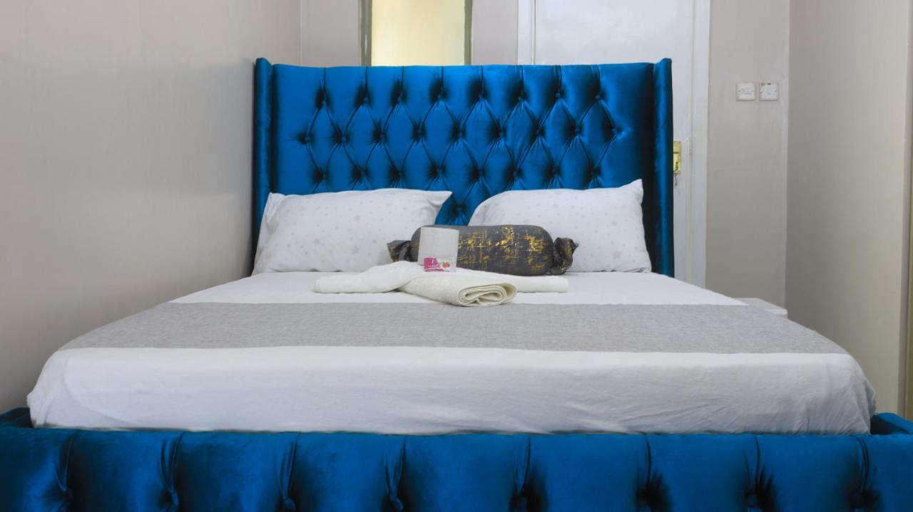 DefiniteHomes1 - Fully furnished studio with a rooftop restaurant near JKIA Airport, Downtown Nairobi - B&B
