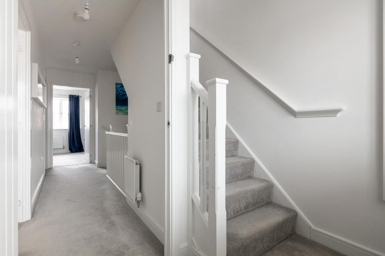 NEW Luton 3 Bedroom house, Contractors & families, Sleeps 7 with Free Parking & WIFI - B&B