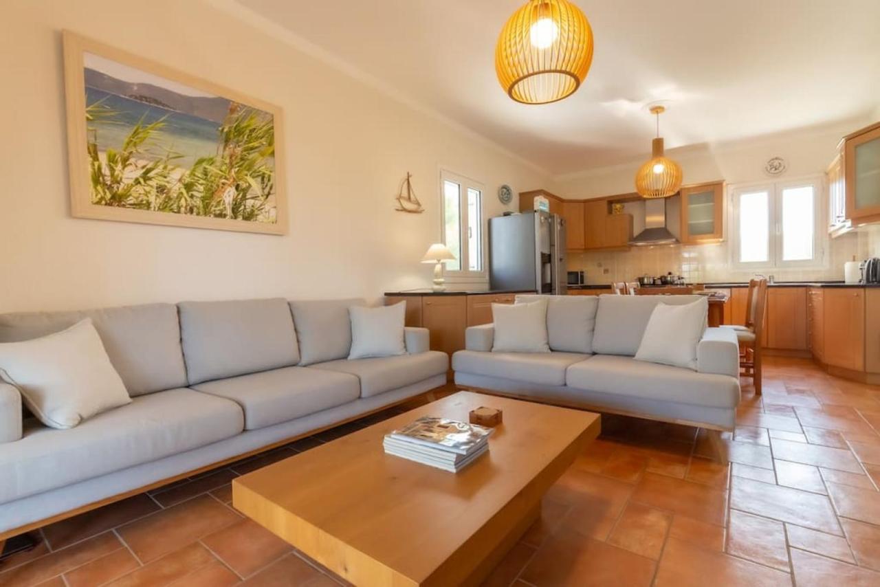 Villa Zephyros, 7 minute walk to Eglina Beach - B&B Minia