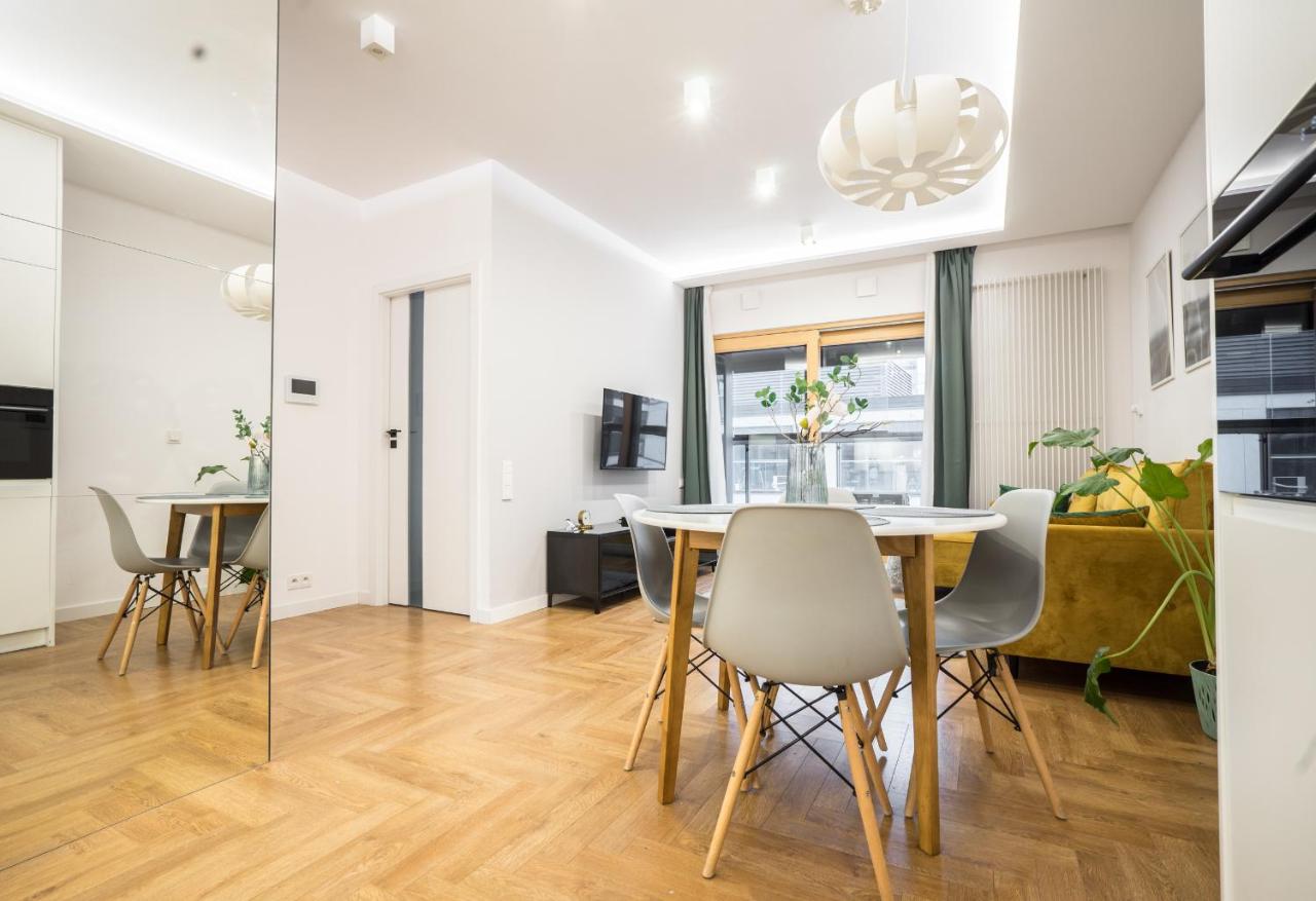 VipWarsawApartments Amber Mennica Residence - Bed and Breakfast Warschau
