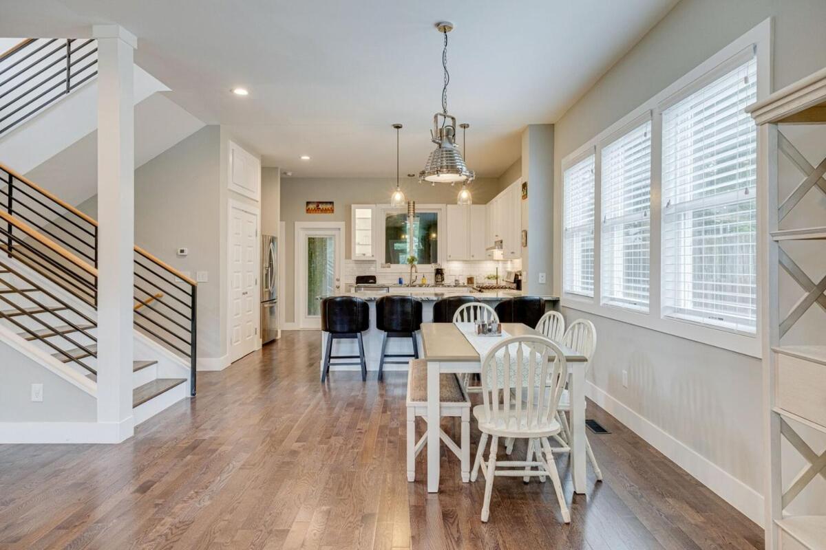 Large East Nashville Home with Game Room sleeps 12 - B&B