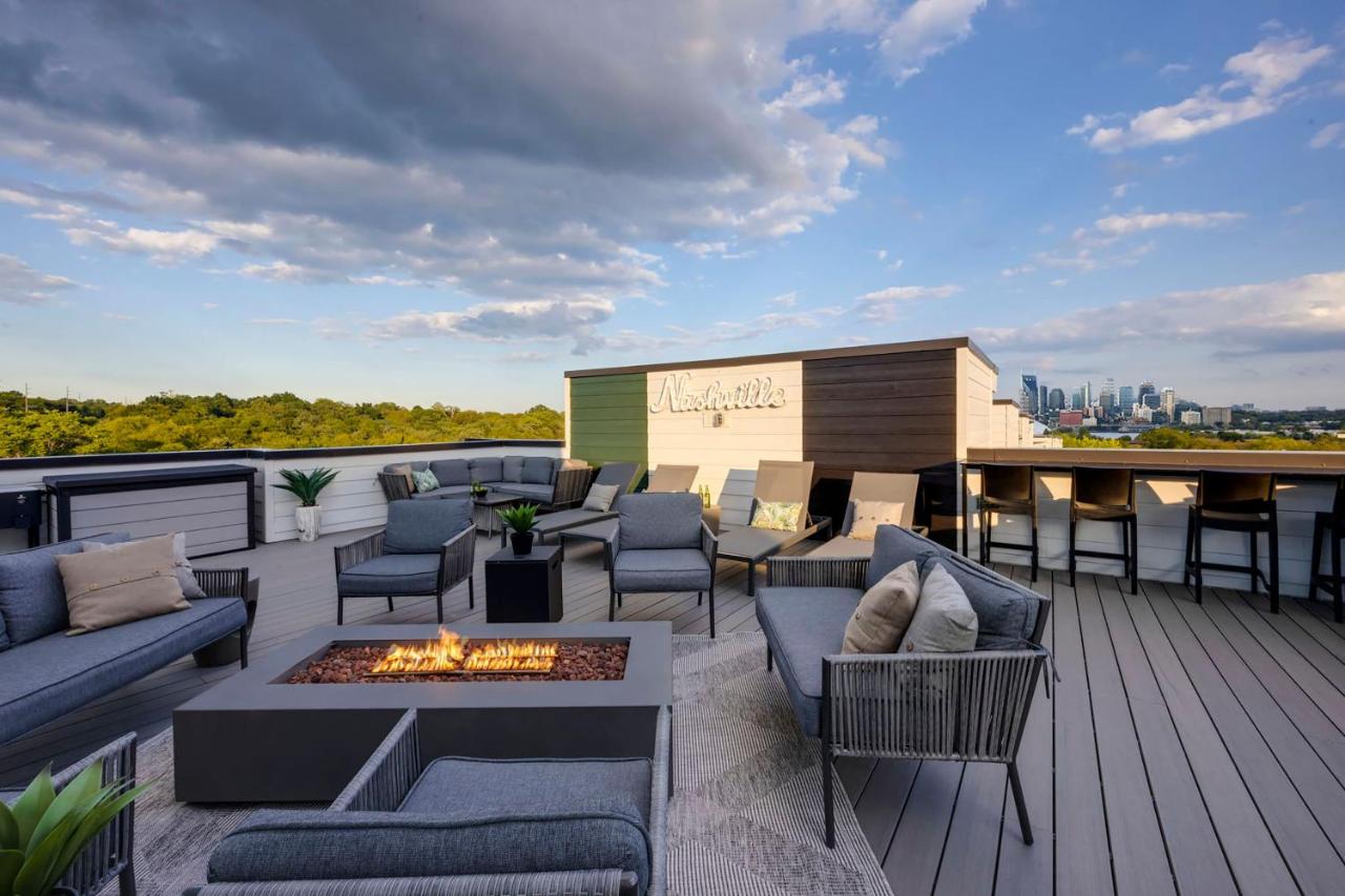 Rooftop Skyline Views DT Nash Sleeps 12 - B&B
