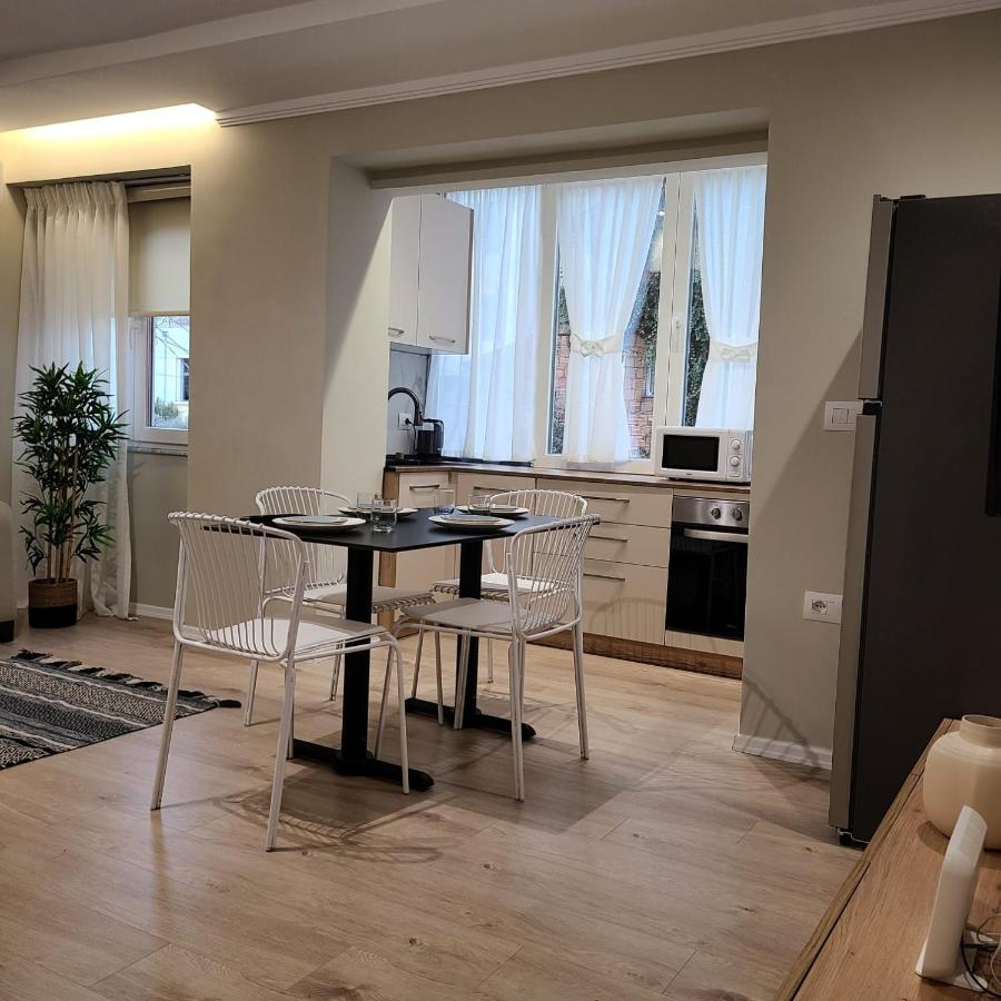 The Whispering Dawn - City Centre Apartment - B&B Tirana