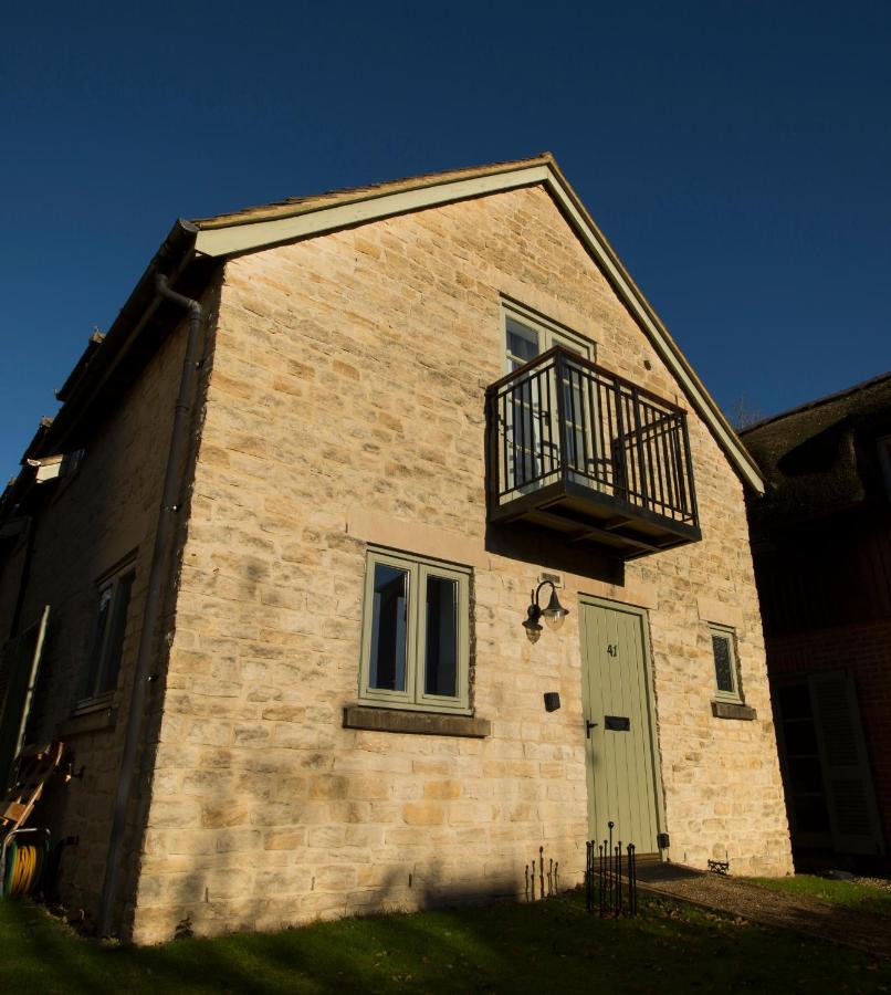 Pet friendly Cotswold Cottage with hot tub and swimming pools - Bed and Breakfast Somerford Keynes