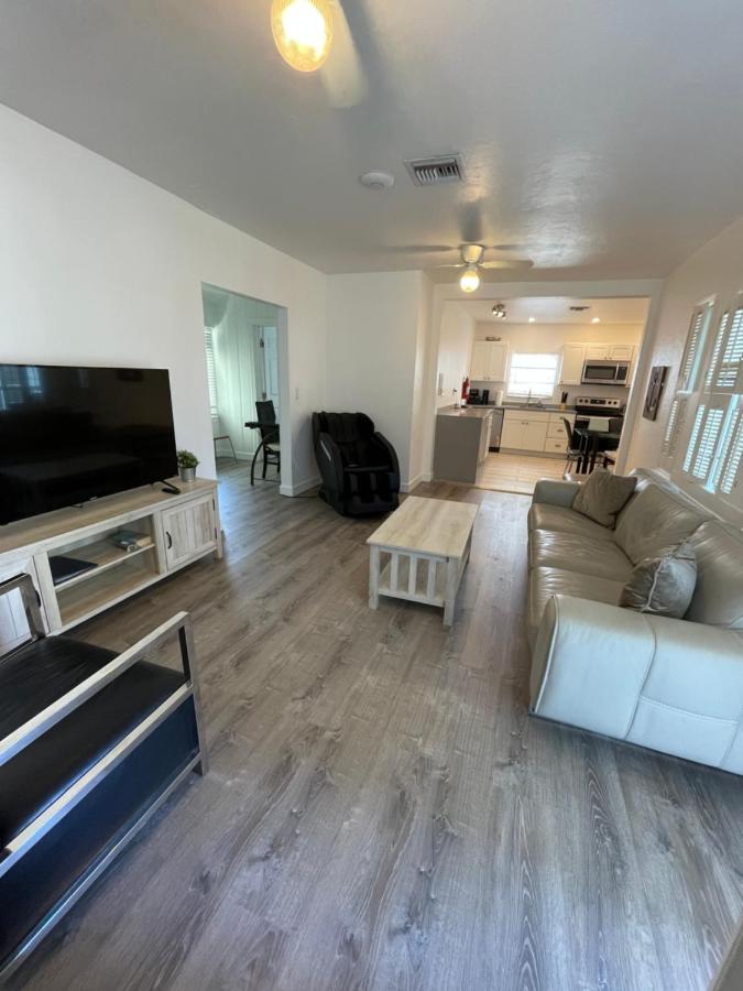 B&B Fort Lauderdale - Updated Modern House with Cozy Feel - Bed and Breakfast Fort Lauderdale