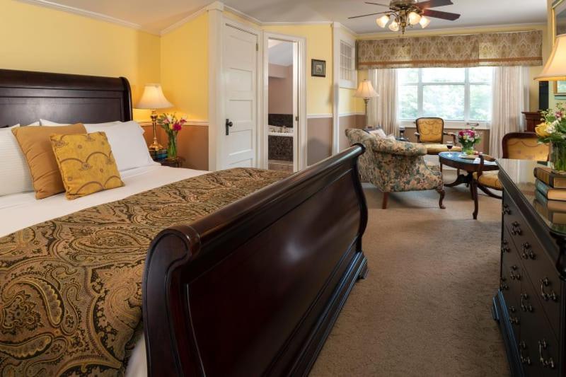 Habitación con cama extragrande y bañera de hidromasaje