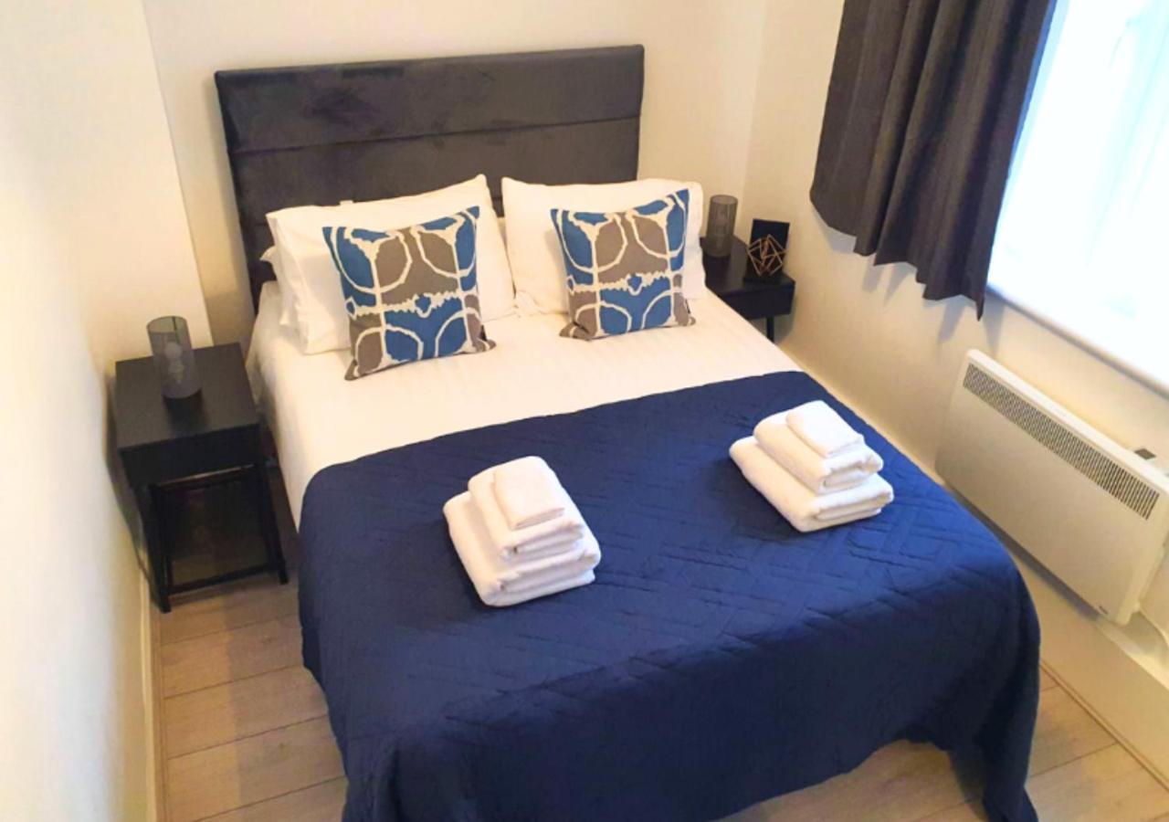 B&B London - FW Haute Apartments at Wembley, Ground Floor 2 Bedroom and 1 Bathroom Flat, King or Twin beds and Double bed with FREE WIFI and PARKING - Bed and Breakfast London