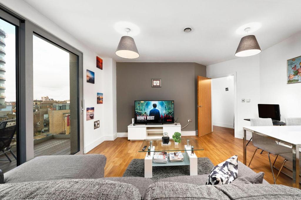 B&B London - Modern Serviced 3-bedroom flat in East London - Bed and Breakfast London