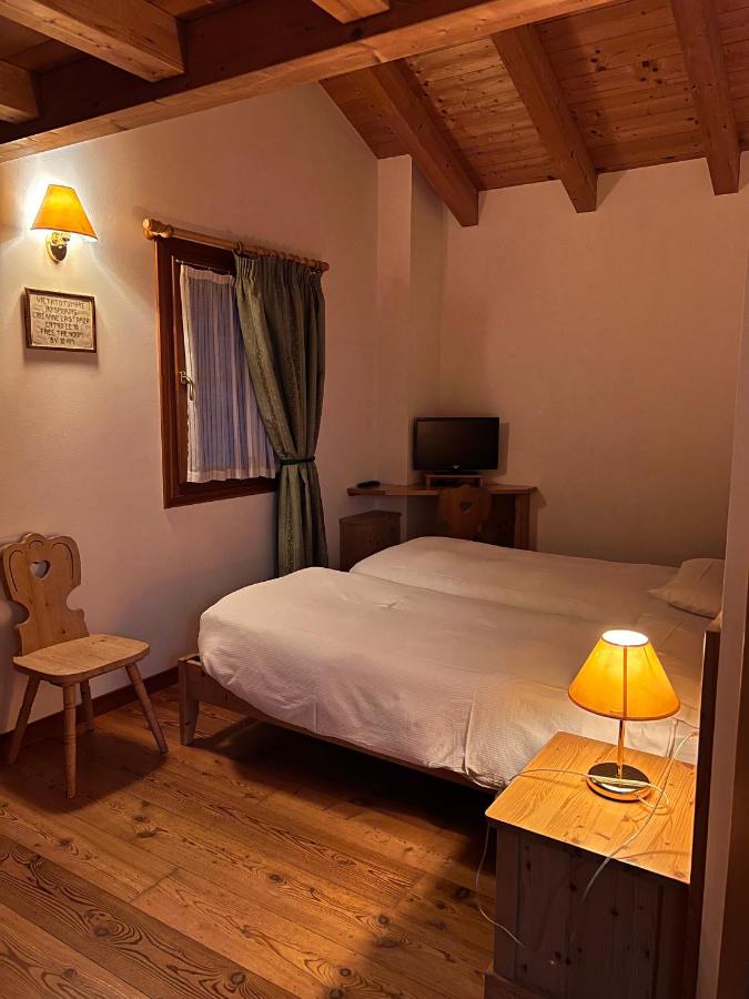 Doppel-/Zweibettzimmer mit Balkon