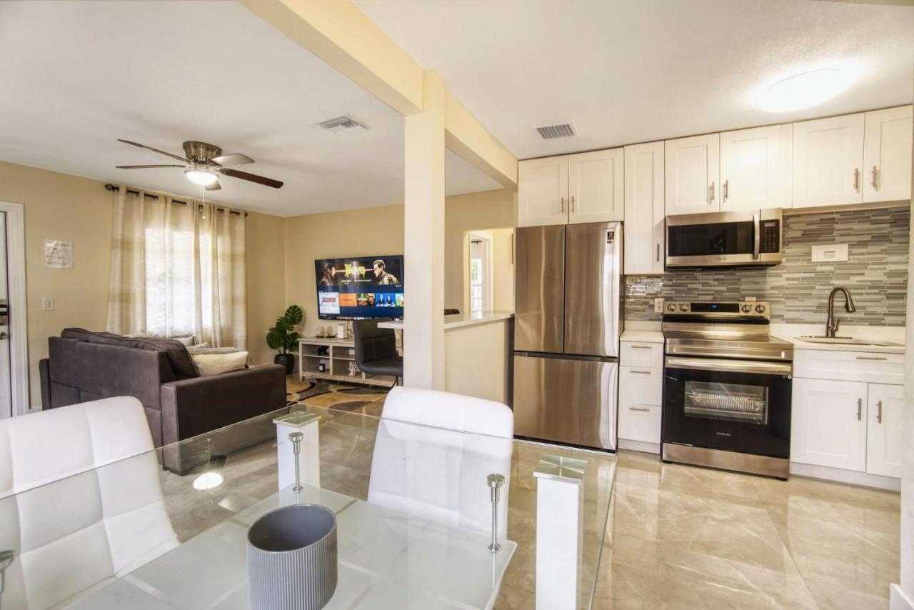 B&B Fort Lauderdale - Cheerful 3-Bed 2-Bath Minutes from the Beach - Bed and Breakfast Fort Lauderdale