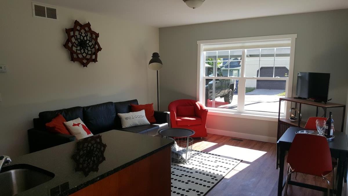 Modern and Pristine Condo -By the GT Commons - Bed and Breakfast