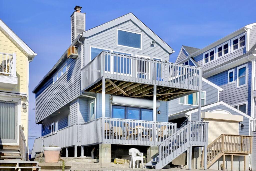 Cheerful 3 Bedroom Beach Front Cottage with Fire Place - B&B