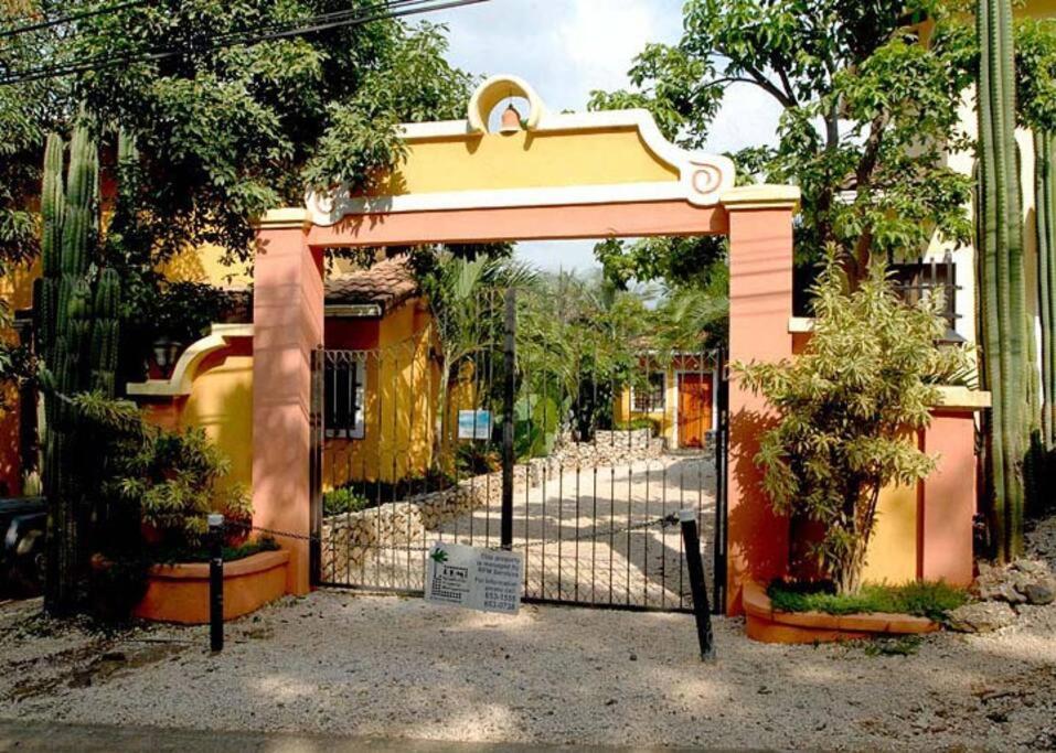 Centric, clean, safe, with pool & monkey visitors - B&B Tamarindo
