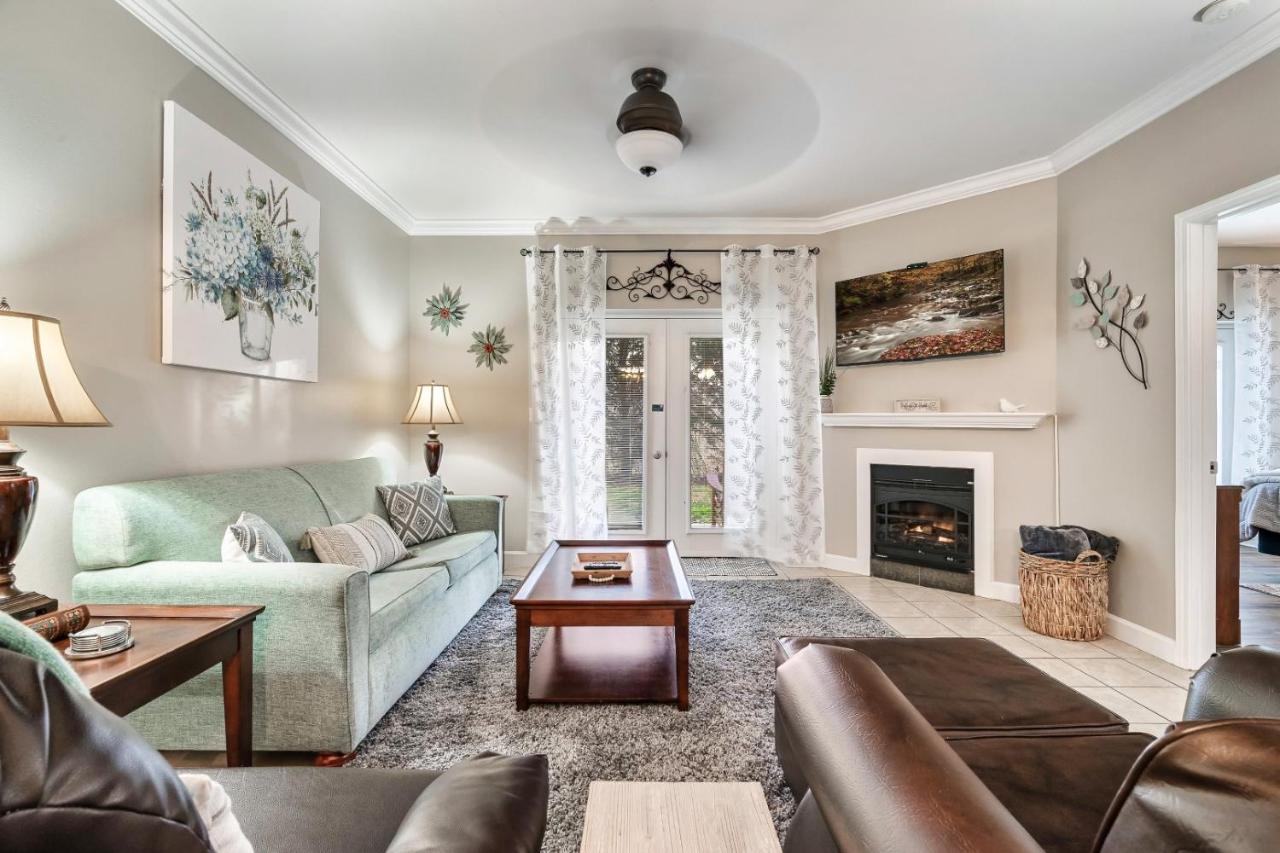 Luxury Condo, Sleeps 6, 3.2 Miles to Dollywood - B&B