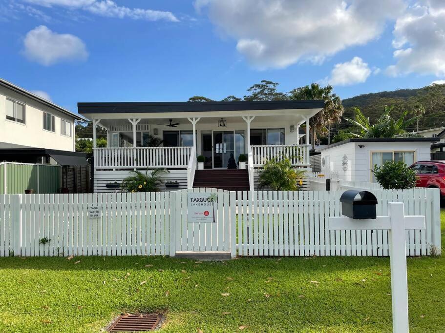 Tarbuck Lake House - Bed and Breakfast
