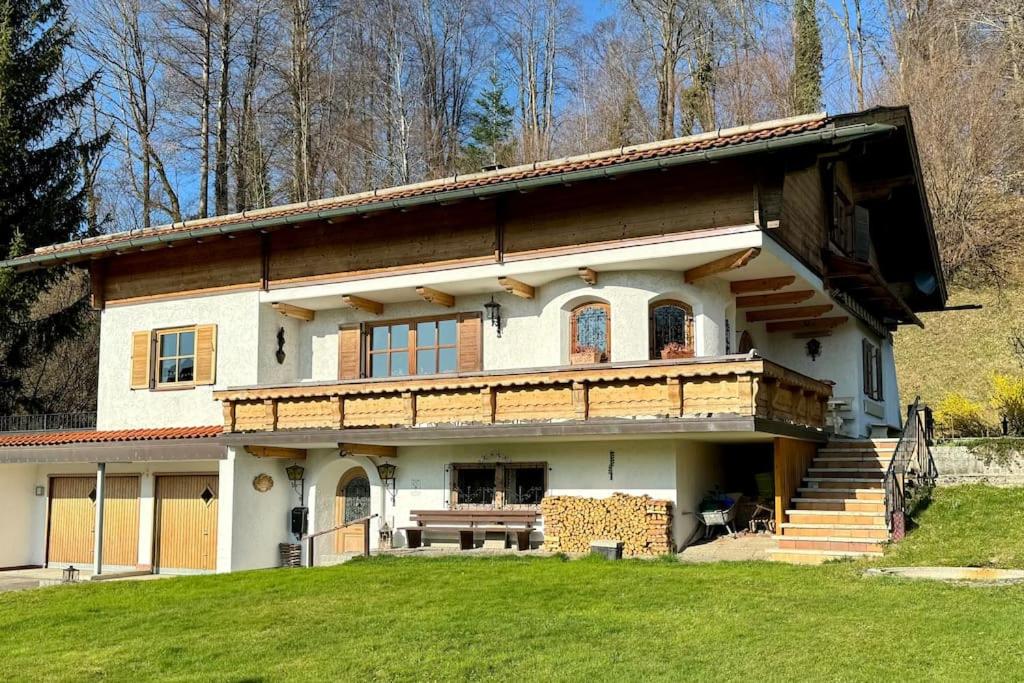 B&B Bad Tölz - Romantisches Alpenchalet - mit Sauna und Kamin - ruhig und zentral - Bed and Breakfast Bad Tölz