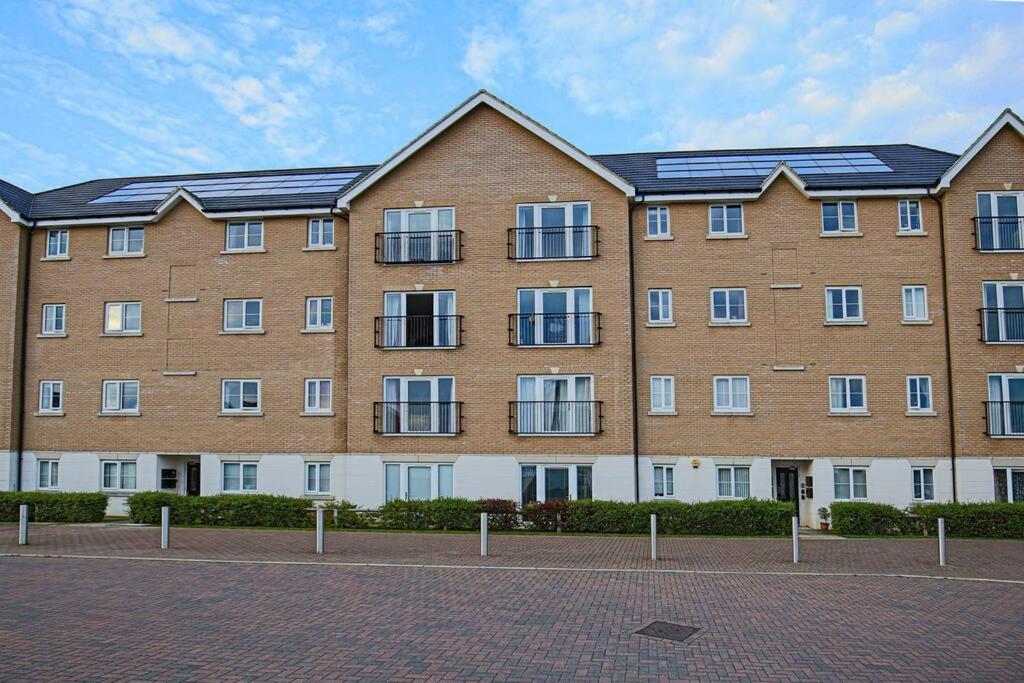 Stylish Apartment with Self-Check-In, Juliet Balcony, Fast WIFI, Smart TVs and Free Parking by Yoko Property - B&B Milton Keynes