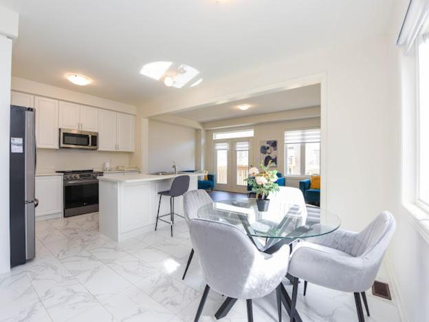 Stylish Home in Waterdown - B&B