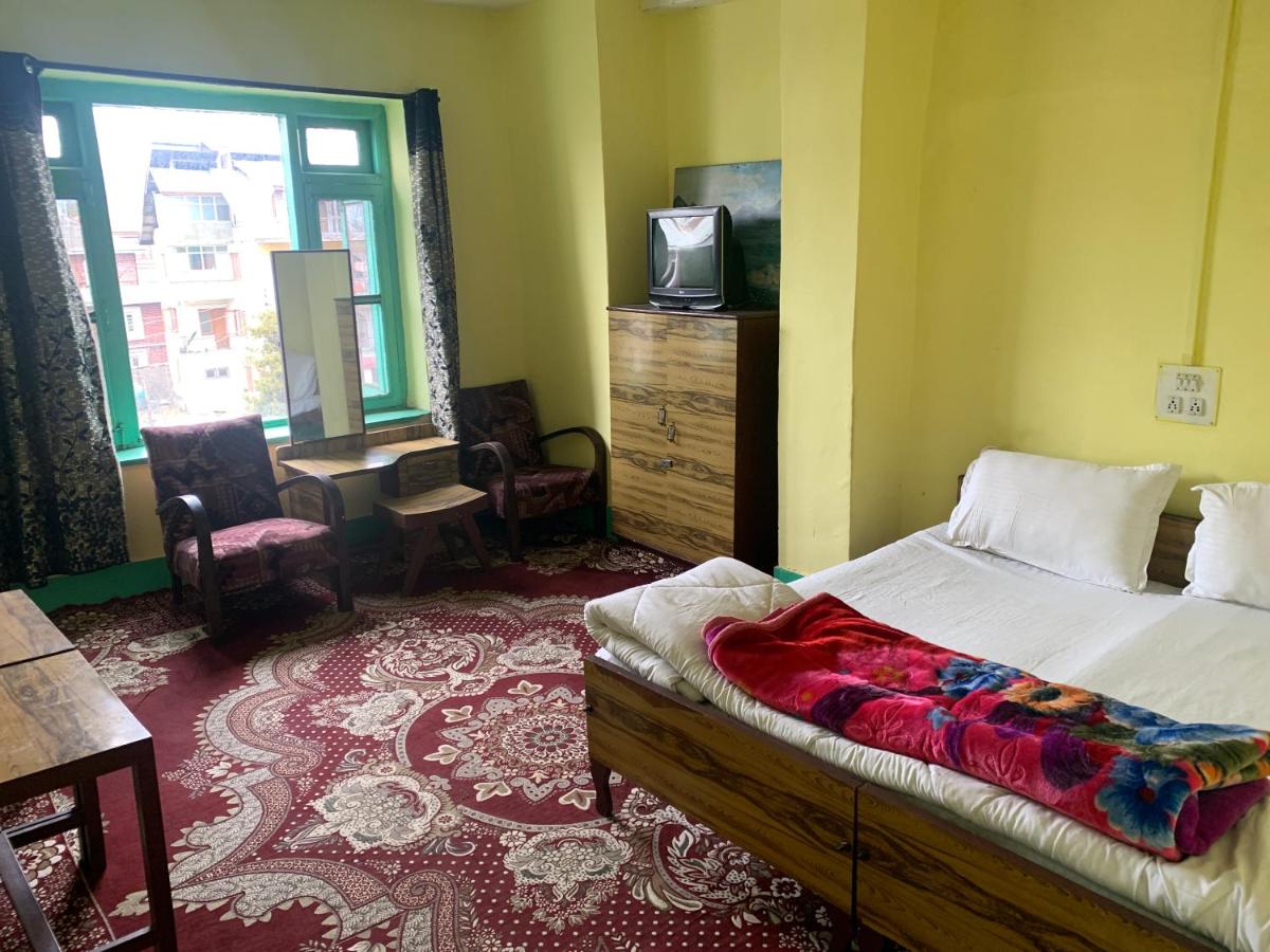 B&B Srinagar - HOTEL EMBASSY - Bed and Breakfast Srinagar