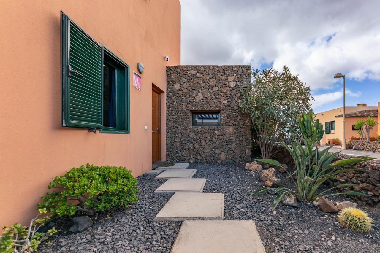 Sunrise Surf House, Big Garden, Hot Tub, Parking, super-fast free Wi-Fi - B&B