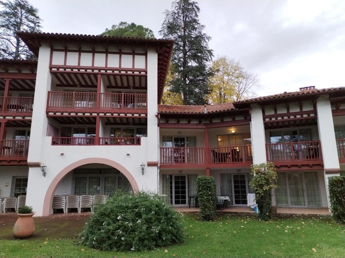 2- Grand parc arboré à St Jean Pays Basque - B&B
