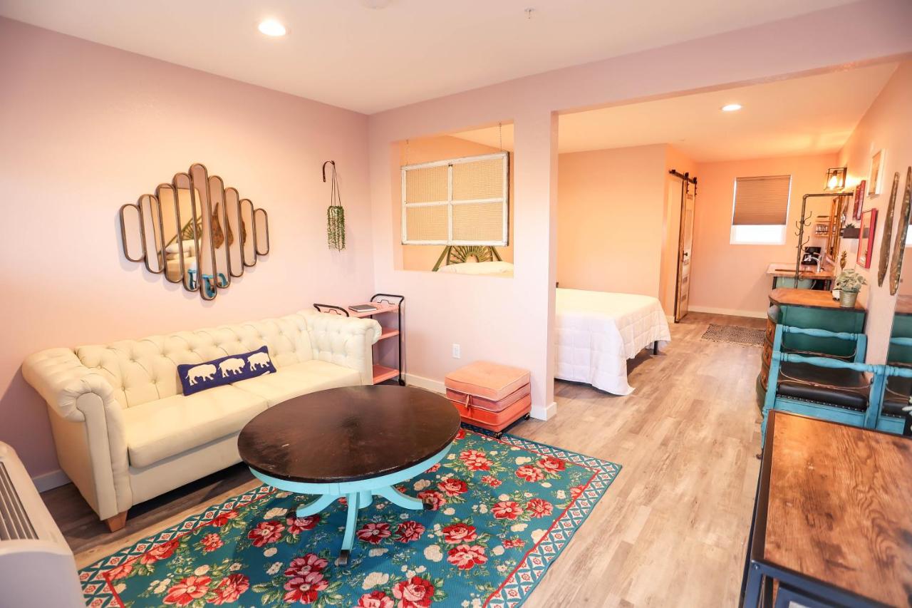Deluxe Queen Suite