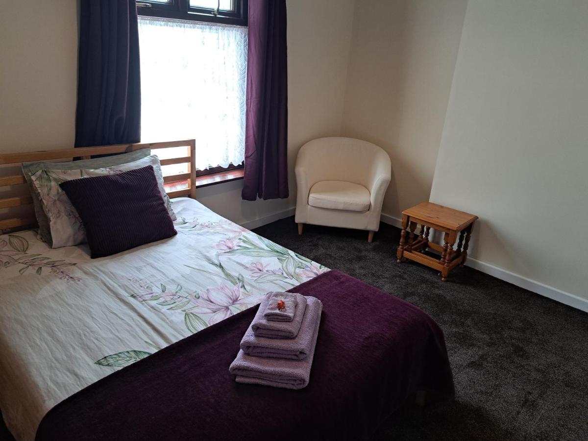 Camera Matrimoniale con Bagno in Comune 