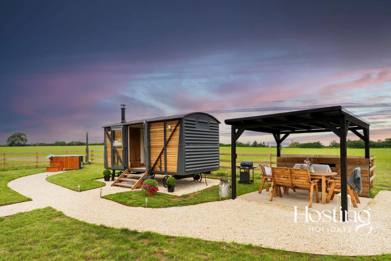 B&B Thame - One Of A Kind Shepherds Hut With Incredible Views - Bed and Breakfast Thame