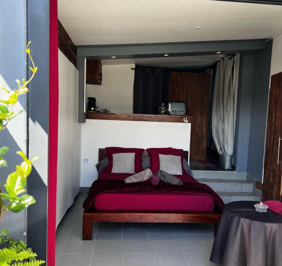 Studio Cosy KAZADALO, Deux Rives - Sainte-Suzanne - B&B
