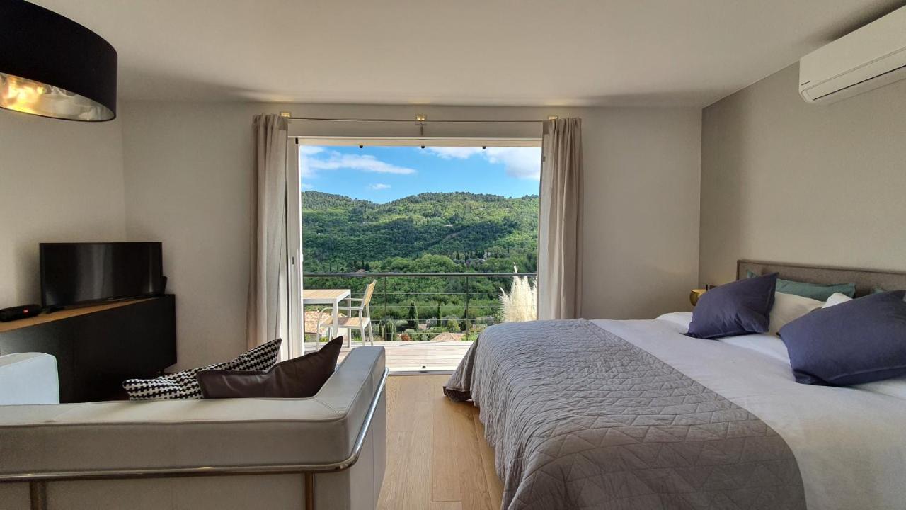 Villa Zola modern studio with stunning views - B&B