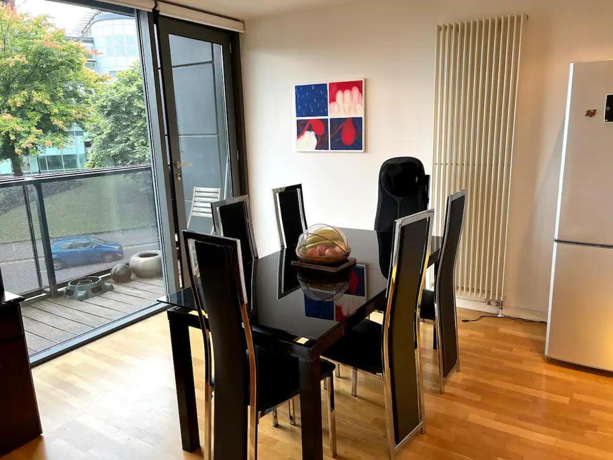 Spacious Queen Bed City Centre Penthouse With Balcony - Homeshare - Live In Host - B&B