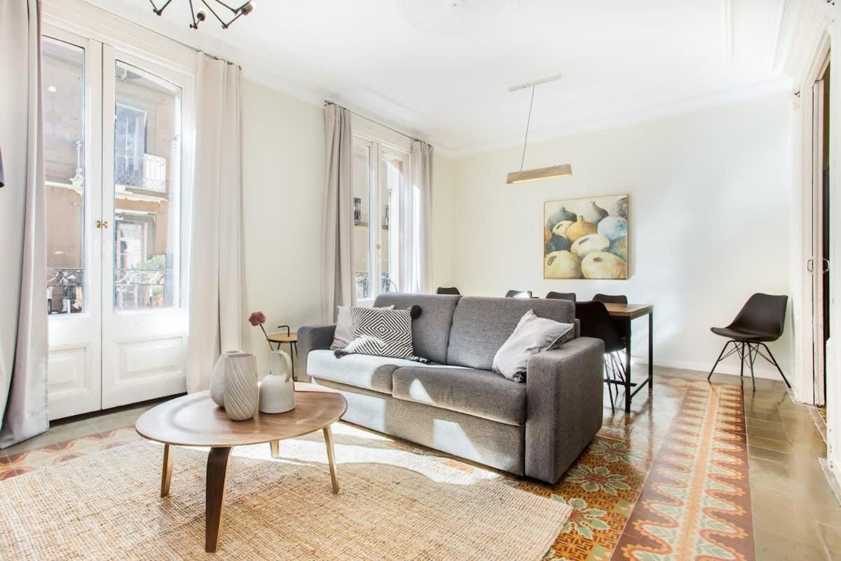 4 bedroom apartment with a balcony in Las Ramblas 2 2 - B&B Barcellona