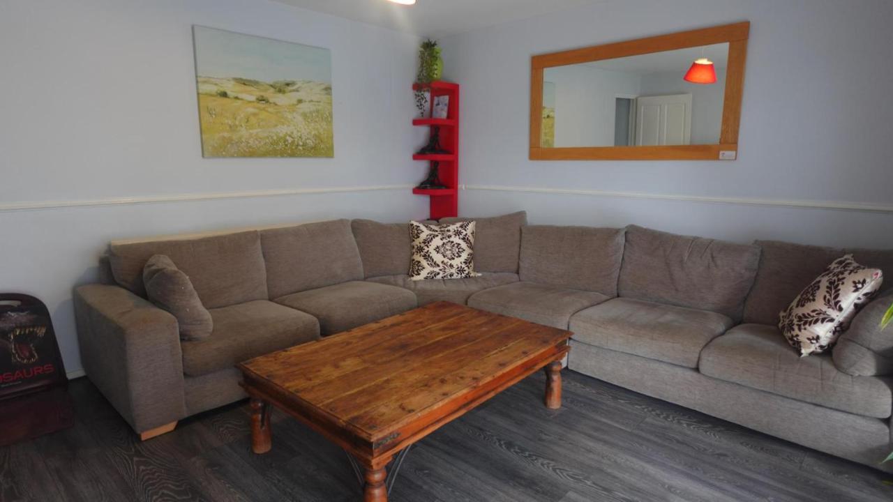 B&B Houghton Regis - Chelsea House-Huku Kwetu Dunstable-3 Bedroom House - Suitable & Affordable -Business Travellers - Group Accommodation - Comfy, Spacious with Lovely Garden Views - Bed and Breakfast Houghton Regis