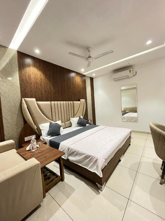 B&B Ludhiana - THE LUXURY PLATINUM INN --Luxury Deluxe Rooms -- Chandigarh Road - Bed and Breakfast Ludhiana