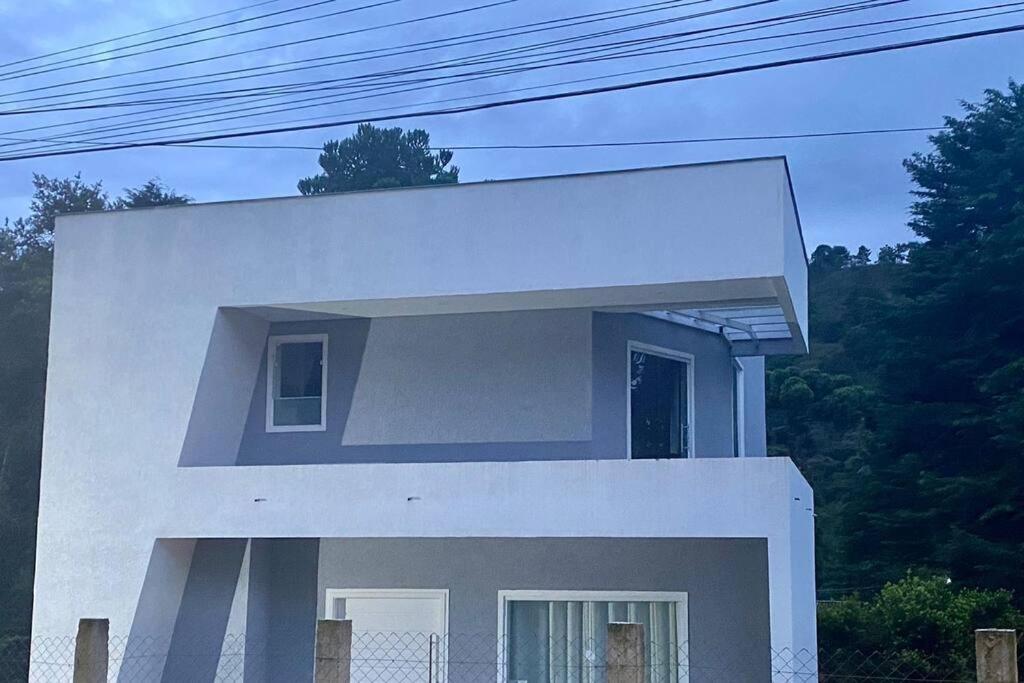 Casa nova bem localizada e confortável. - Chambres d’hôtes