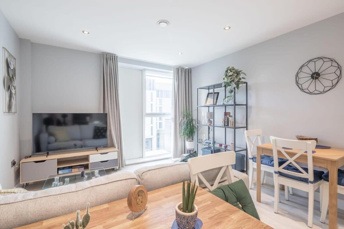B&B Cambridge - Modern 1 Bedroom Apartment Next to Train Station - Bed and Breakfast Cambridge
