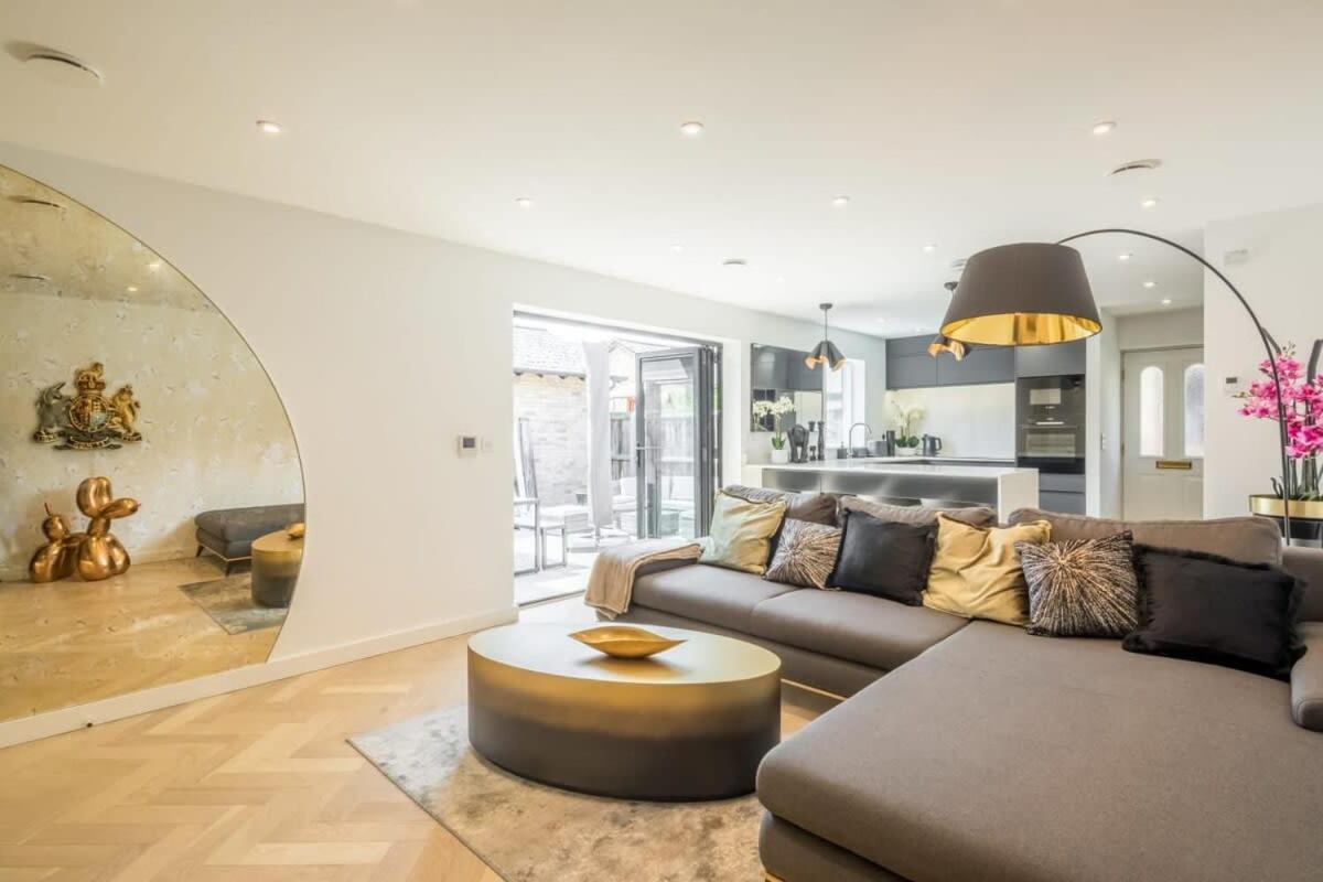 Luxury 2 Bedroom Apartment with AC and Parking - Ferienwohnung