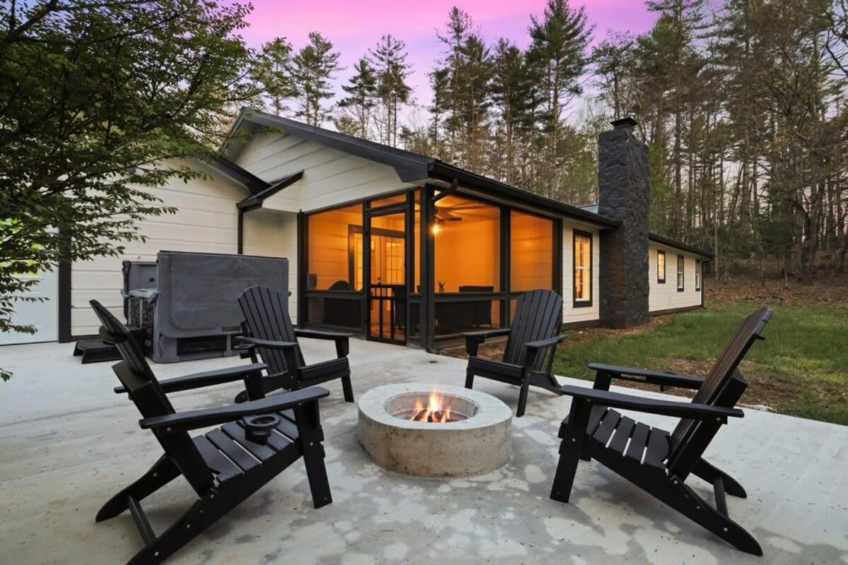 B&B Blue Ridge - Private and Peaceful~ Hot Tub~ Fire Pit~ Game Room - Bed and Breakfast Blue Ridge