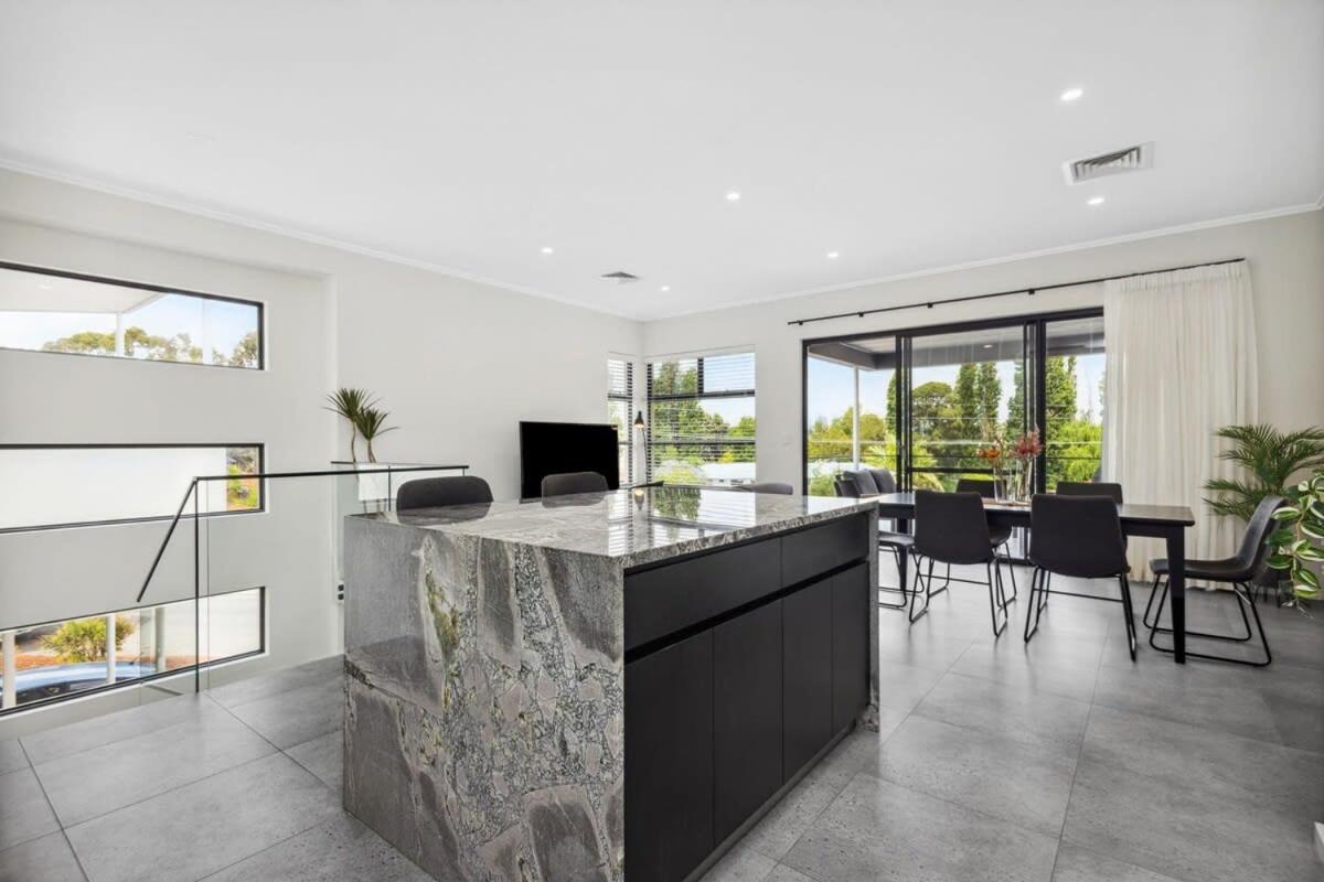 First-Class Townhouse w free parking and Wi-Fi - B&B