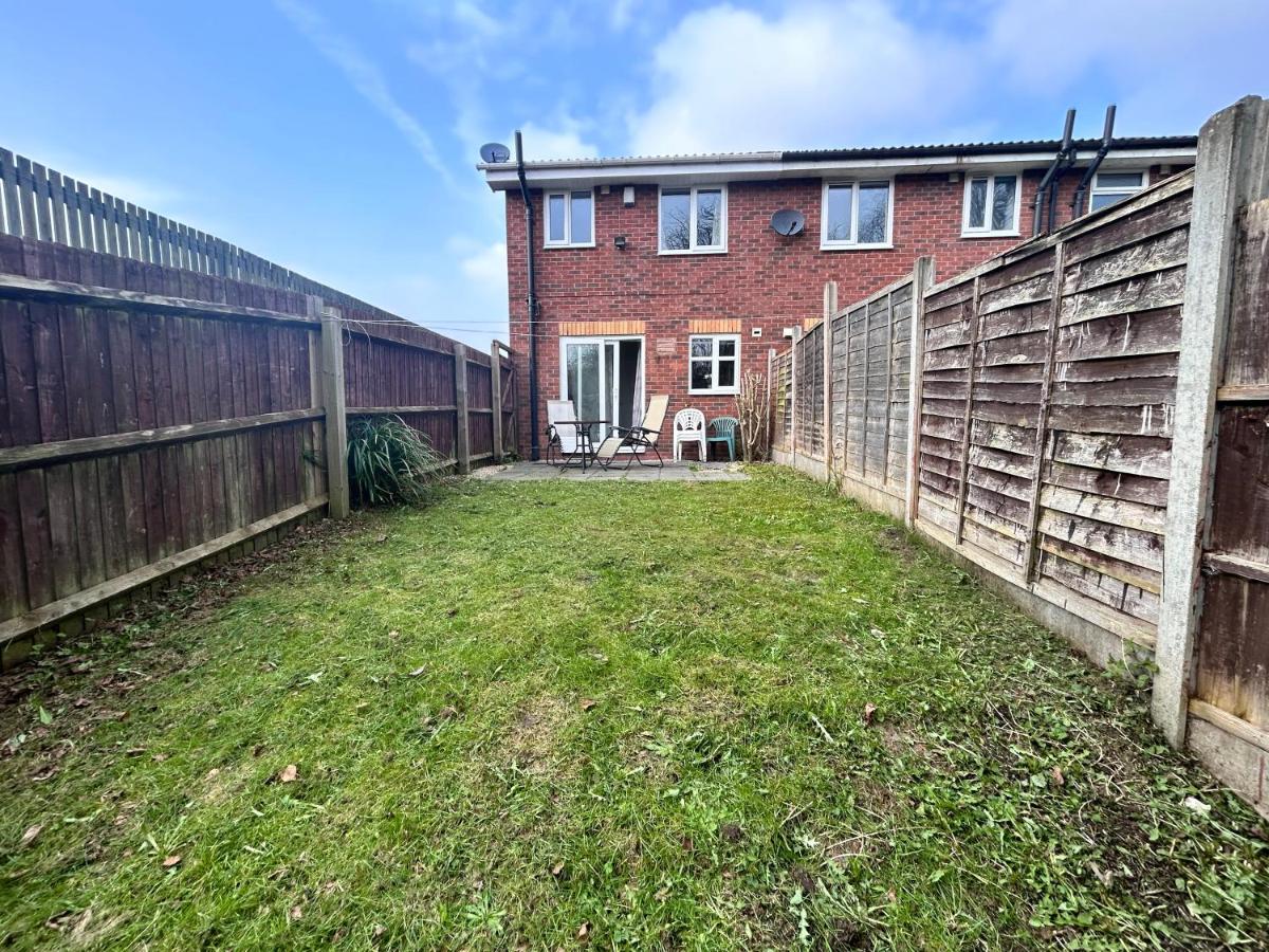 Cosy 2 bedroomed semi detached house - Ferienwohnung Brettell Lane