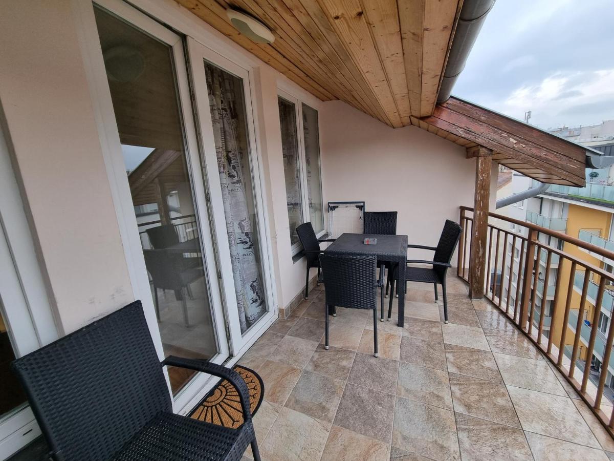 Merry&Car - HUGE BALCONY + Living Room + 2BR - B&B Budapest