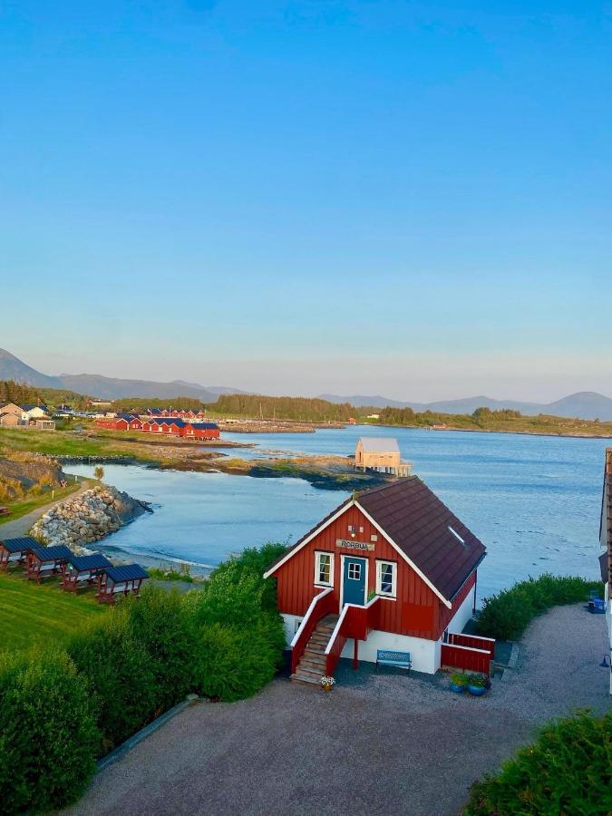 B&B Bud - Waterfront Rorbu - By the Beach - Bed and Breakfast Bud