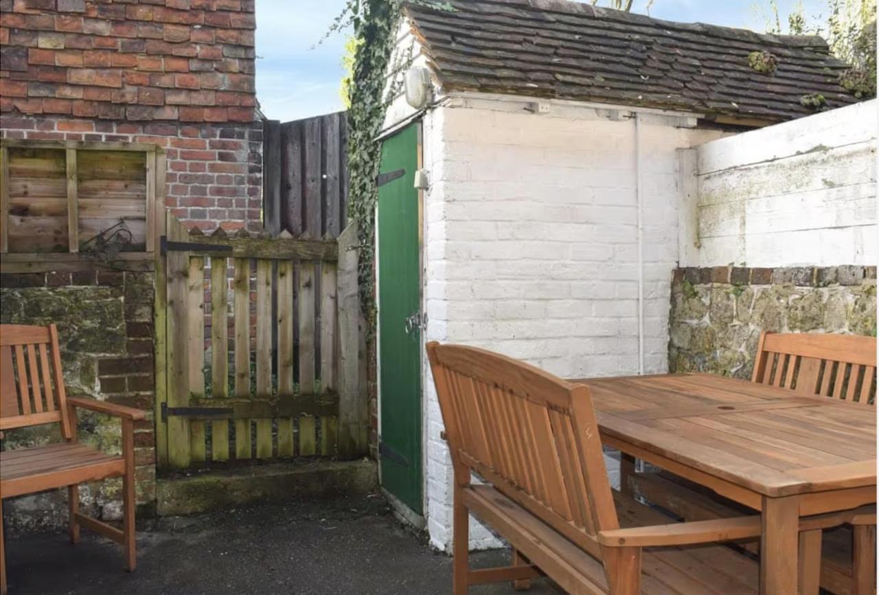 Beautiful renovated cottage in Mersham Ashford Kent - Bed and Breakfast