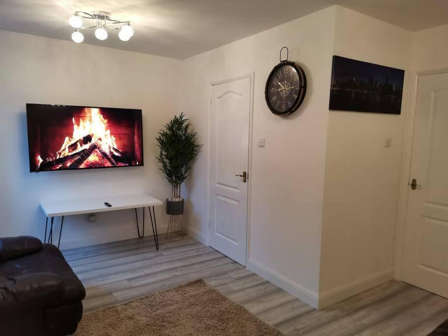 B&B Wellingborough - Newly Renovated Cosy 1 bed flat, 4 minutes walk to Town Centre, 3 minutes walk to the train station, Free parking, Modern, fresh and spacious living room, Netflix ready smart TV, Wifi - Bed and Breakfast Wellingborough
