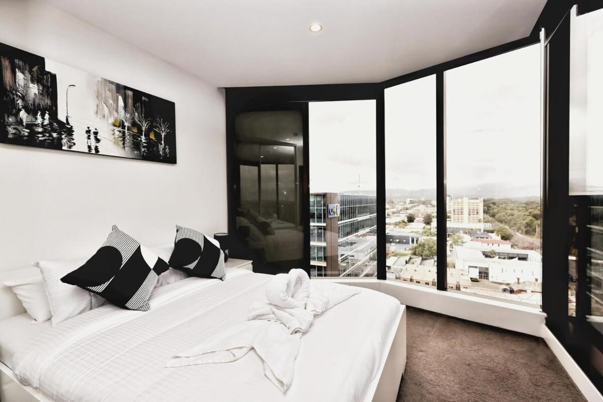 B&B Adelaide - Iconic on Vue with Free Parking Pool Gym CBD - Bed and Breakfast Adelaide