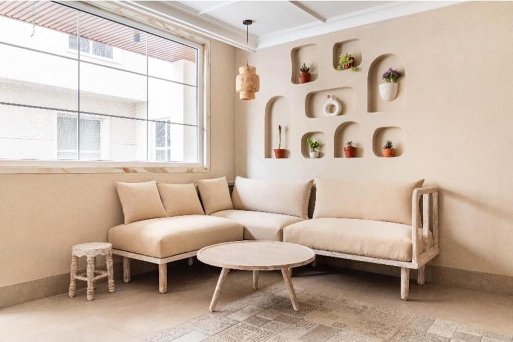 2 Bedroom Apartment with Balcony AASA STAYS - Chambres d’hôtes