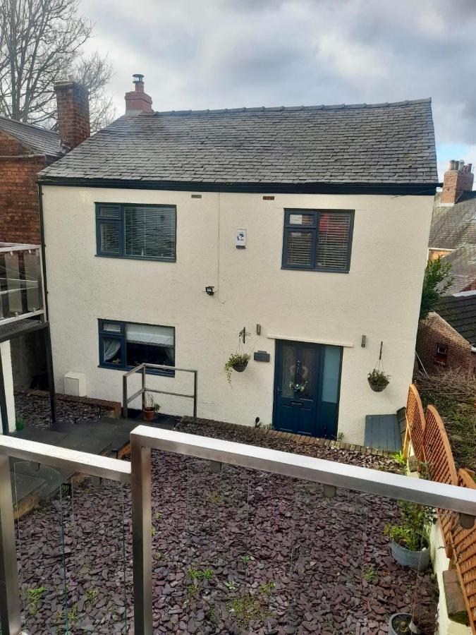 Hunters Lodge, with parking for one car - B&B Lincoln