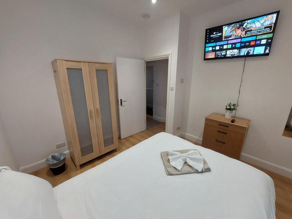 Cosy North Kensington Family apartment for 4 persons - Children stay free Netflix in all bedrooms Close to underground and overground stations - very convenient for Wembley Stadium - Chambres d'hôtes Londres