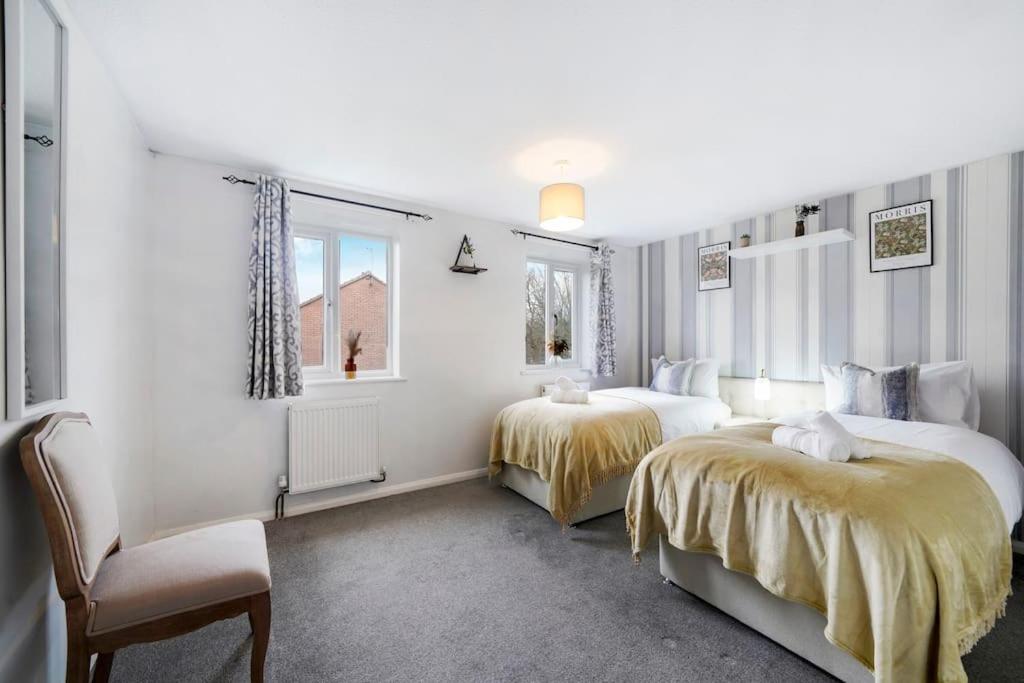 Beautiful 2 Bedroom house, Wendover Free Parking - B&B